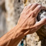 Starke Männerhand am Felsen