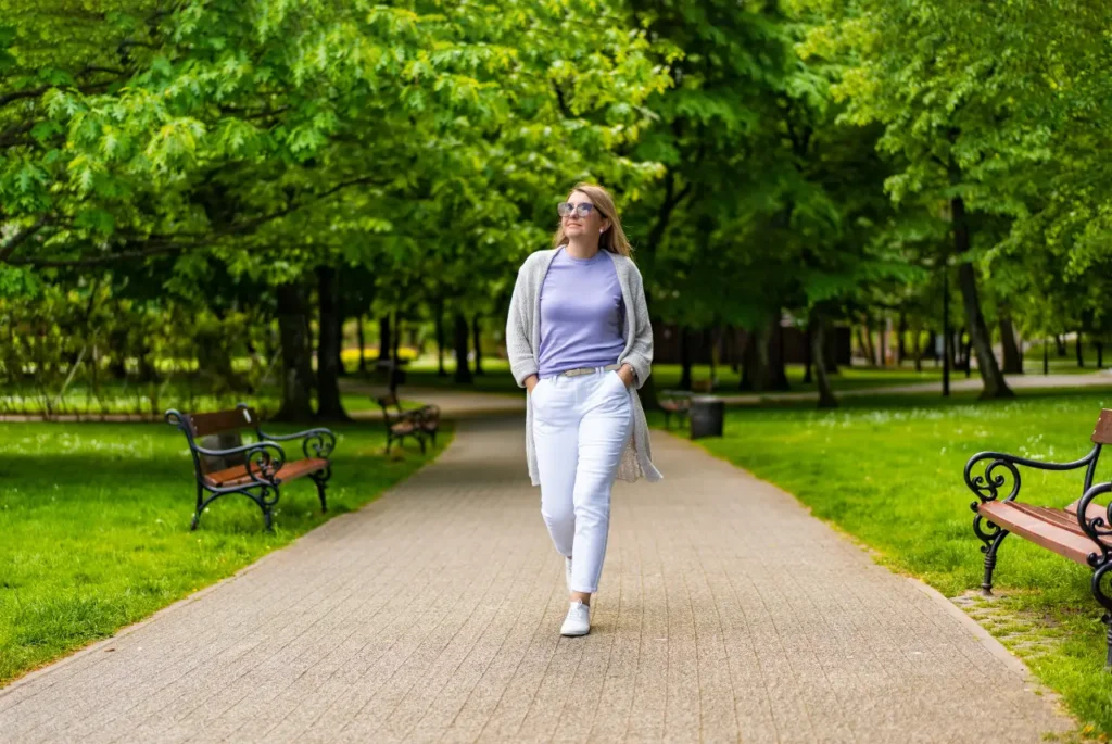 Junge Frau macht einen kleinen Spaziergang