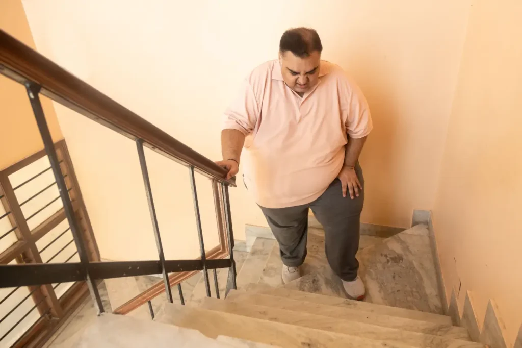 Übergewichtiger Mann nimmt die Treppe