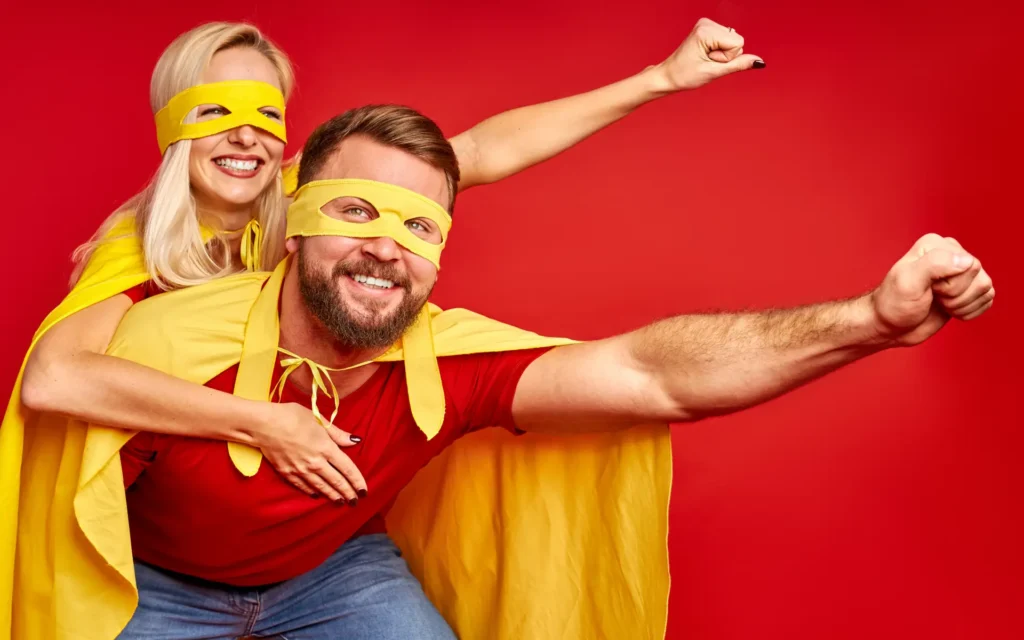 Verrücktes Paar als Superhelden verkleidet