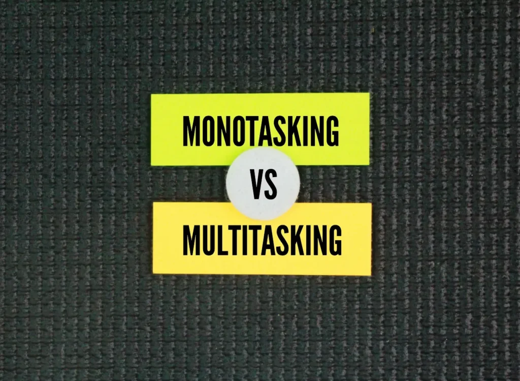 Zettel mit den Worten MONOTASKING VS MULTITASKING