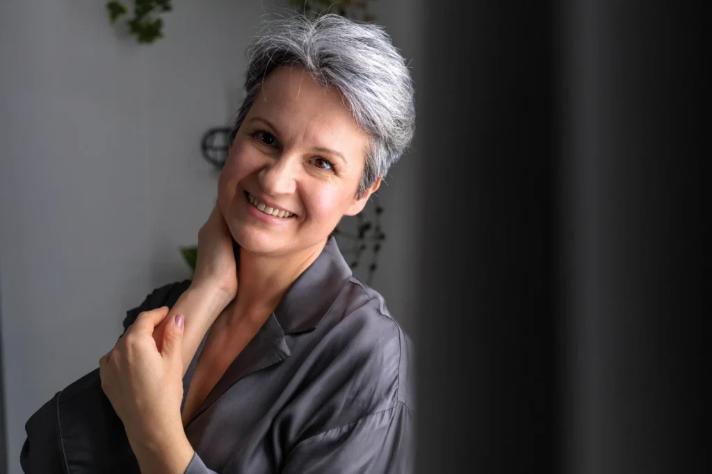 Attraktive reife frau lächelt entspannt in die Kamera