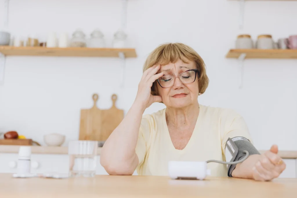 reifere Frau misst ihren Blutdruck