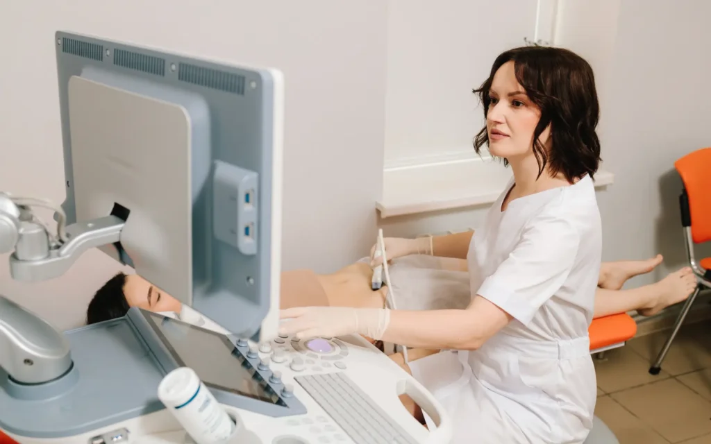 Gynäkologin führt Ultraschalluntersuchung durch