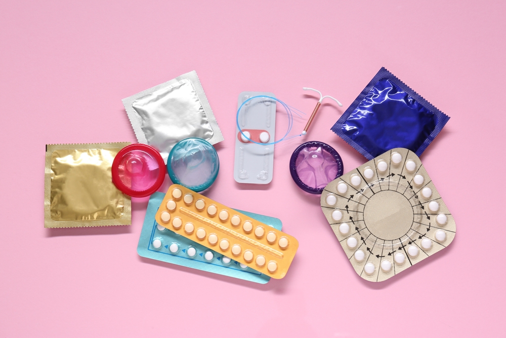 Pilules contraceptives, préservatifs et dispositif intra-utérin représentant une contraception adaptée à votre mode de vie