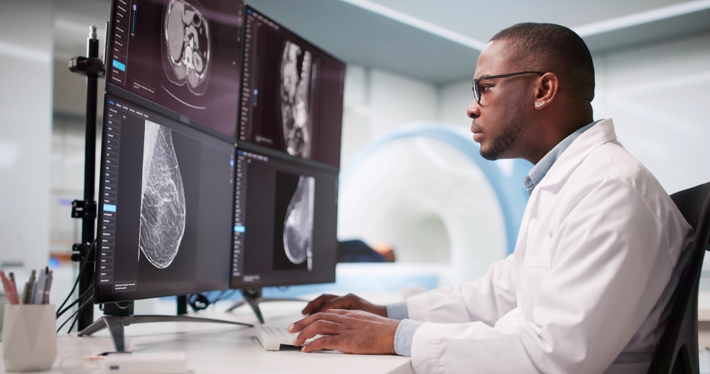 Médecin analysant une mammographie avec l’aide de l’intelligence artificielle pour le dépistage du cancer du sein avant chirurgie