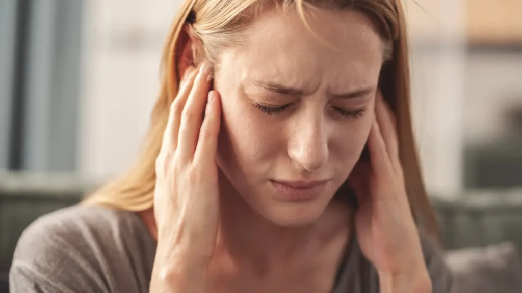 Frau leidet an Tinnitus