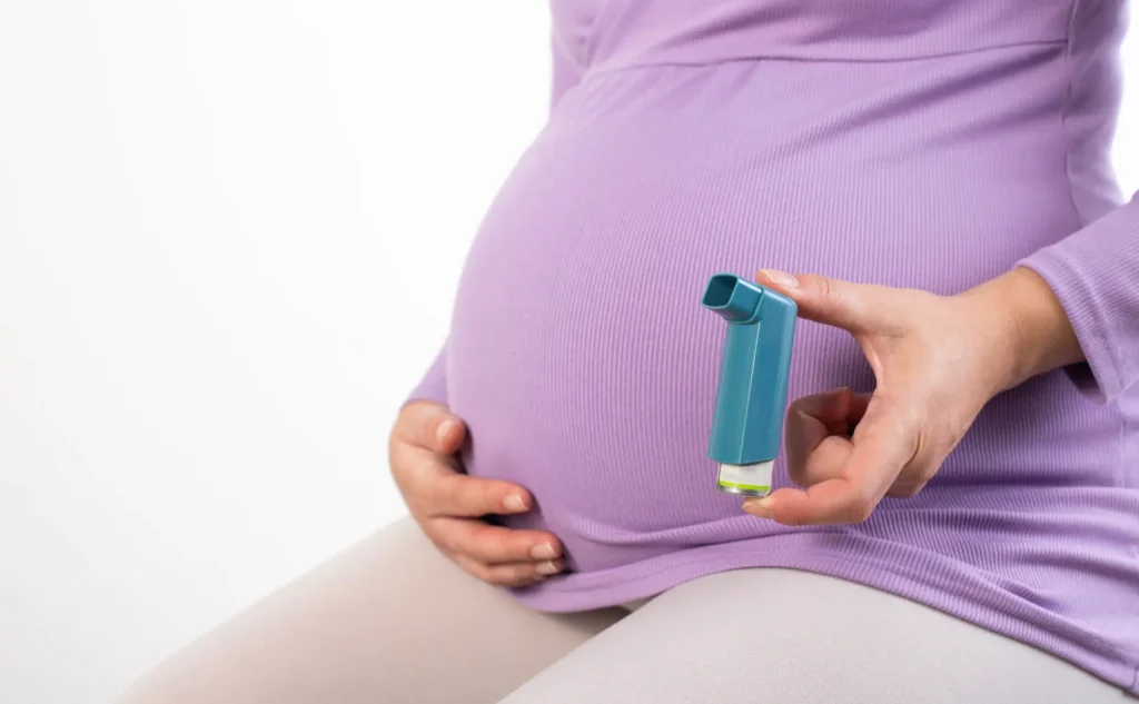 Schwangere mit Inhalator