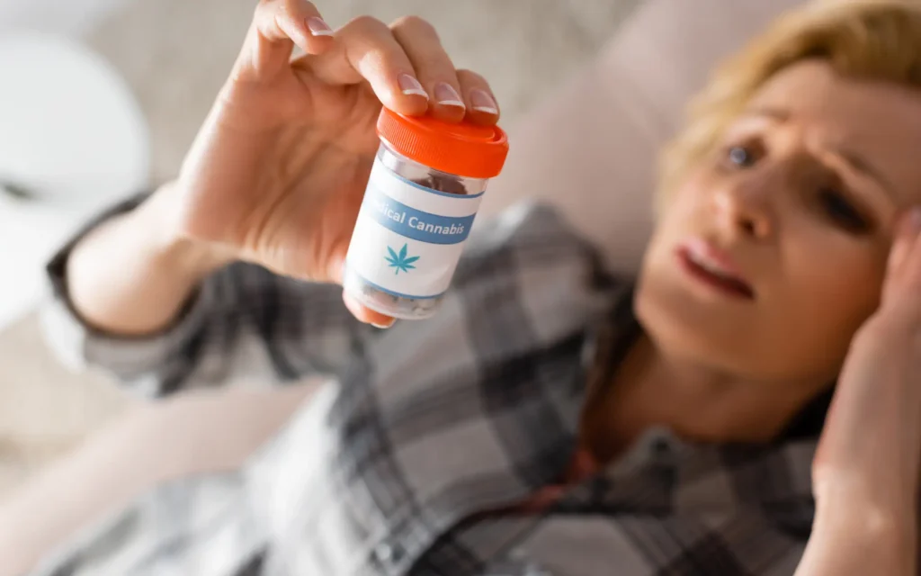 Frau mit Migräne und medizinischem Cannabis