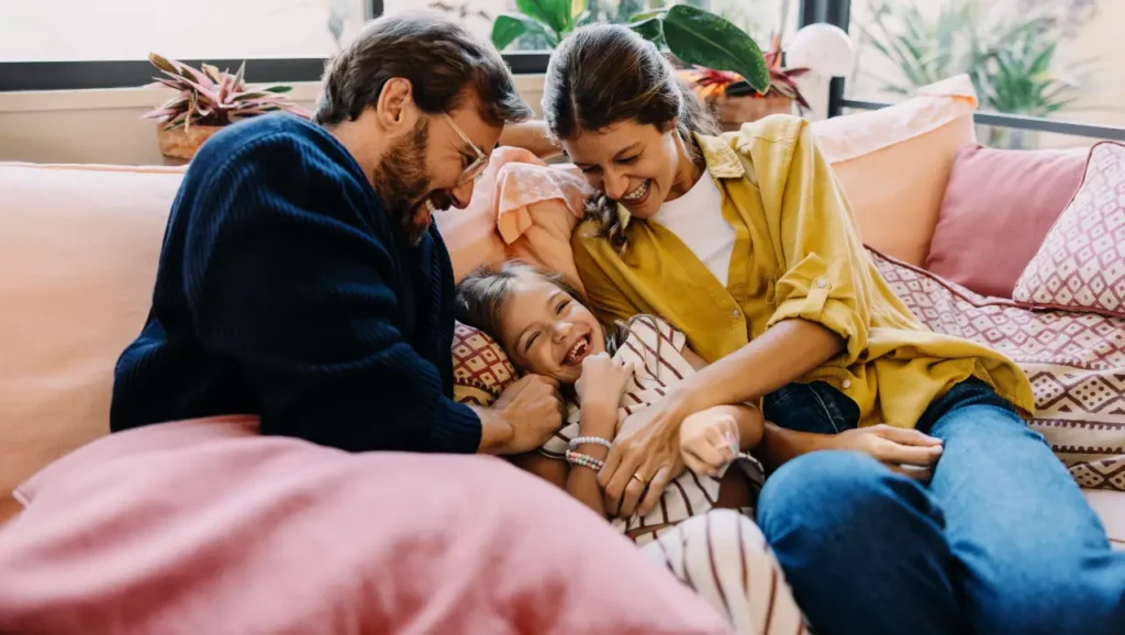 Lachende Familie im Wohnzimmer