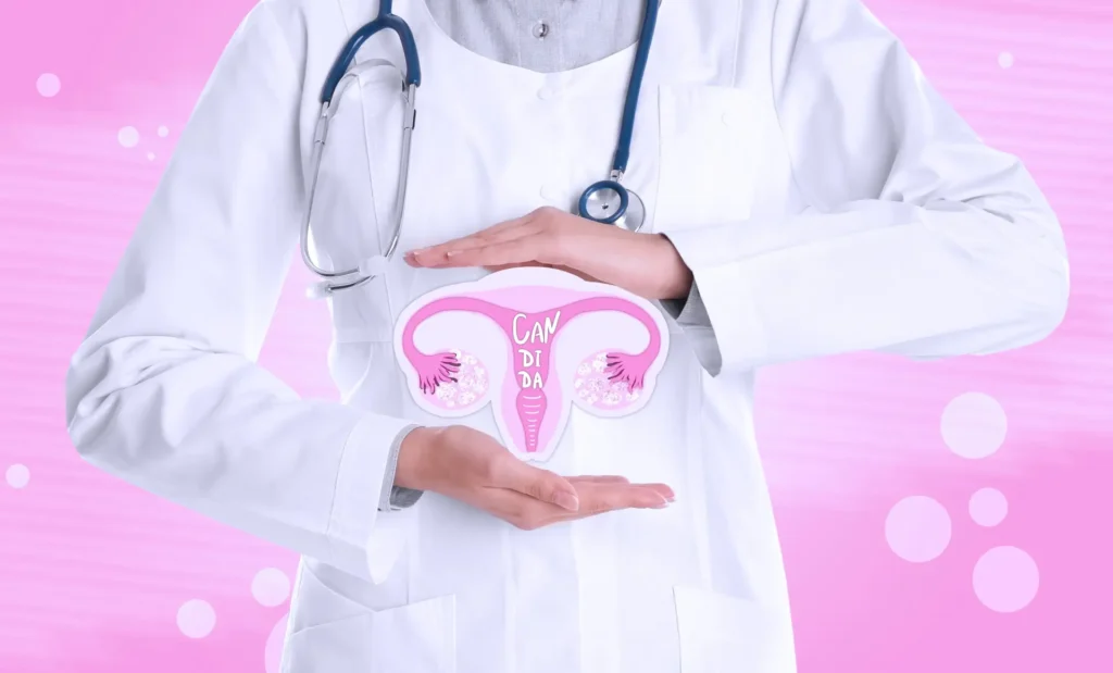 Ärztin hebt schützend die Hände um eine dargestellte Gebärmutter