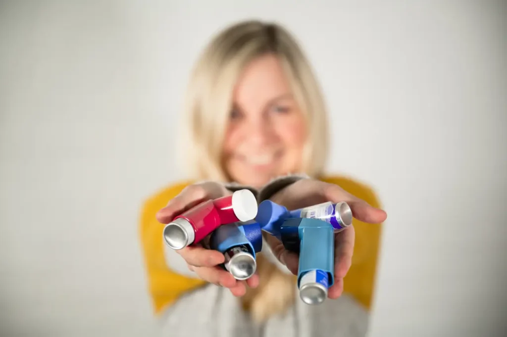 Frau mit verschiedenen Asthma Sprays