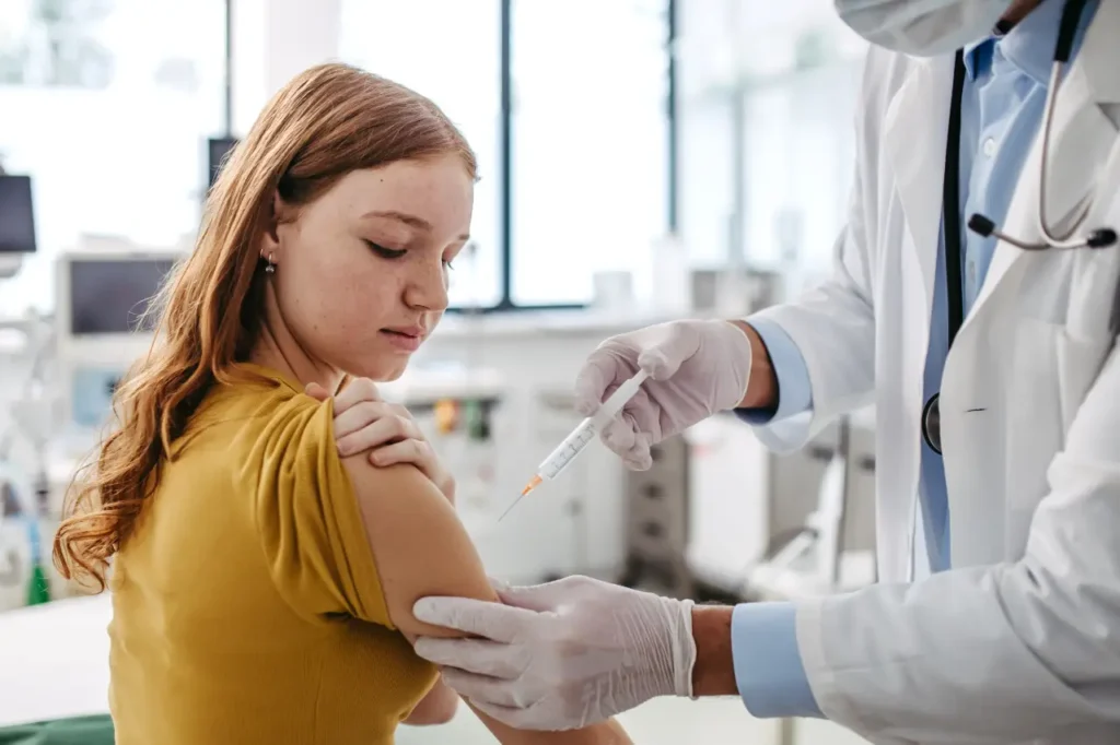Junges Mädchen bekommt HPV-Impfung
