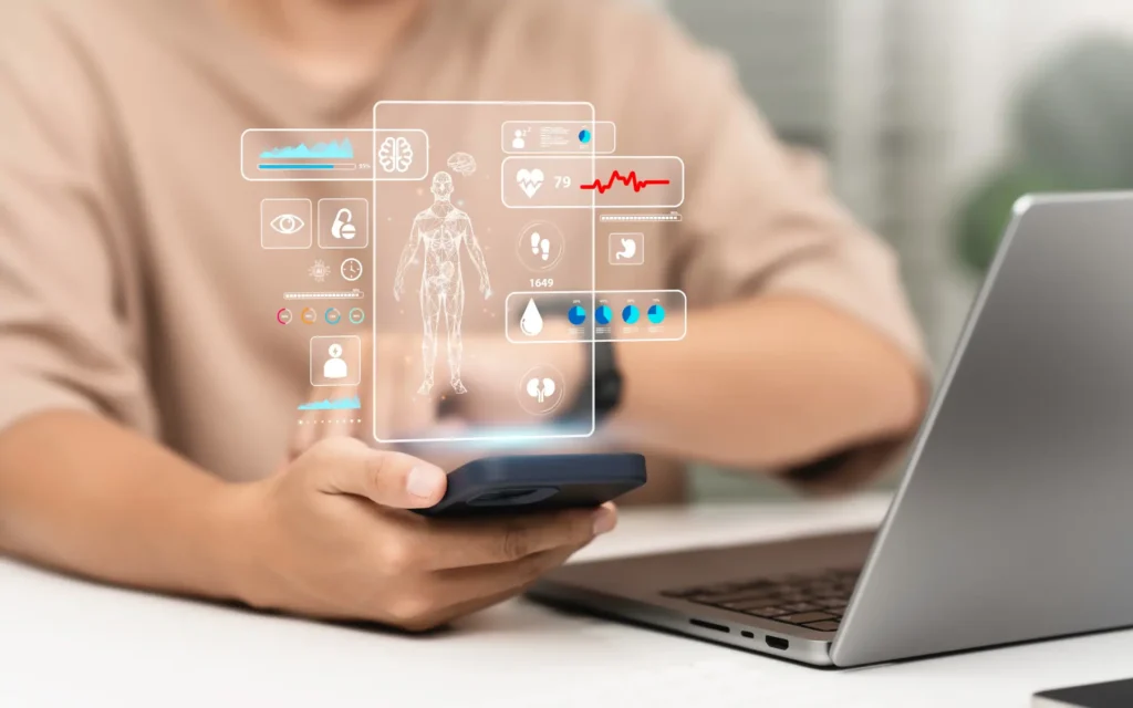 Mann vor Laptop mit Apps schwebend vor ihm