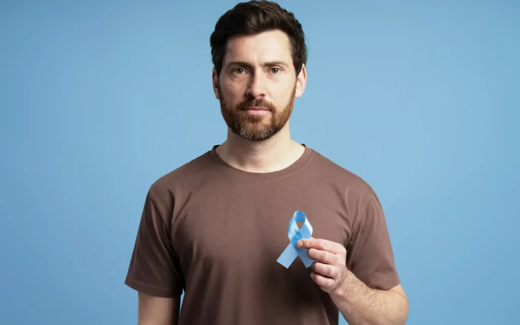 Mann mit Schleife zum Prostatakrebs