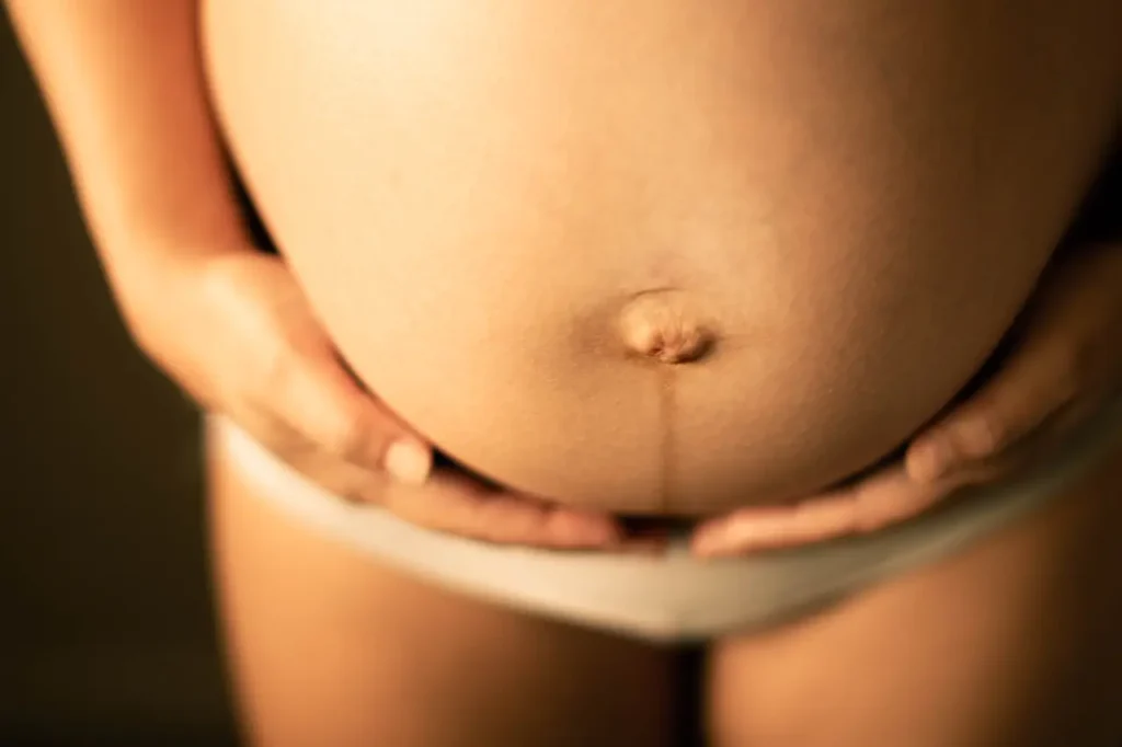 Bauch einer Schwangeren von oben