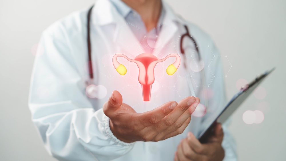 Médecin utilisant la technologie numérique pour explorer le microbiote vaginal fragile et le système reproducteur féminin