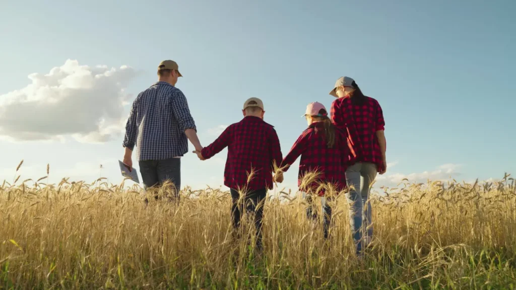Eine Familie geht gemeinsam über das Feld spazieren