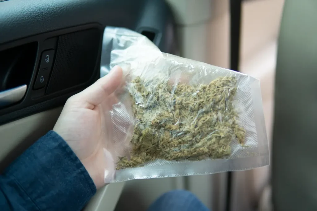 Tüte mit Cannabis im Auto
