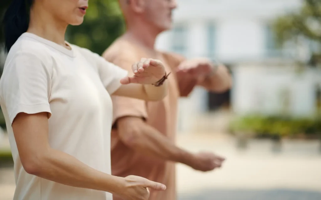 Paar übt Tai-Chi