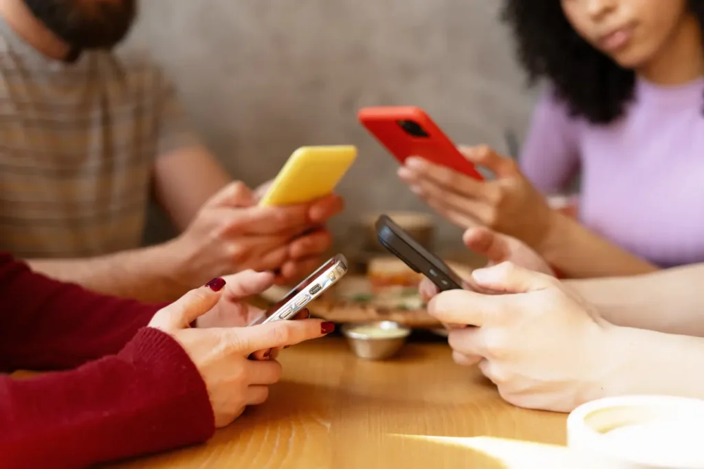 Mehrere Menschen halten Handy in den Händen