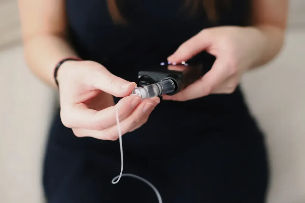 Frau mit Diabetes mit Insulinpumpe in der Hand
