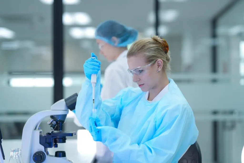 Labormitarbeiter bei der Arbeit