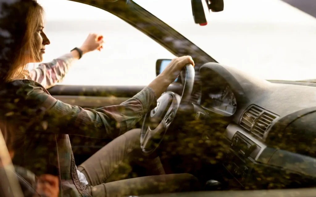 Junge hippe Frau macht einen Roadtrip