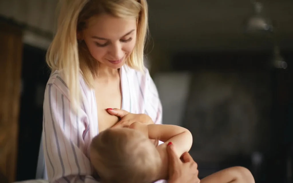 Junge Frau stillt glücklich ihr Baby