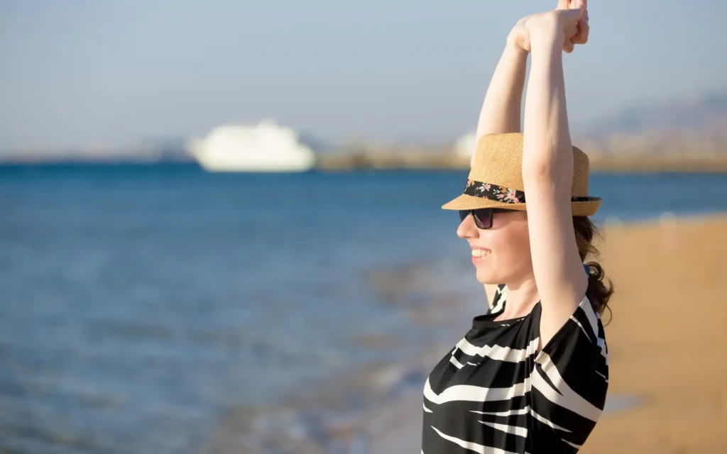 Junge Frau entspannt am Meer