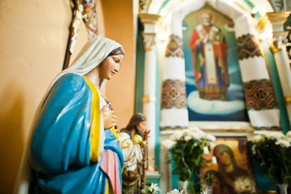 Statue der Jungfrau Maria in einer Kirche