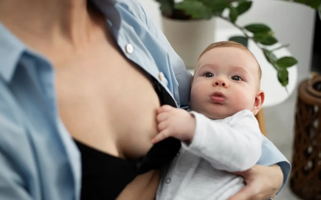 Kleines Baby im Arm der Mutter