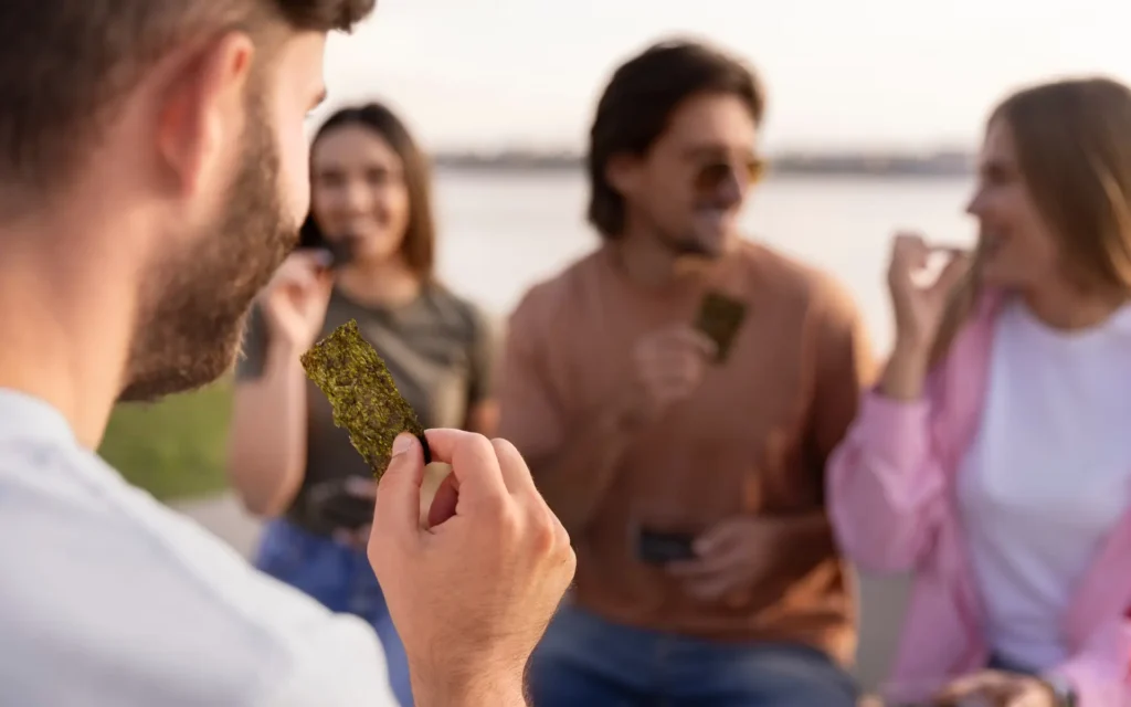Gruppe von Freunden konsumiert Cannabis