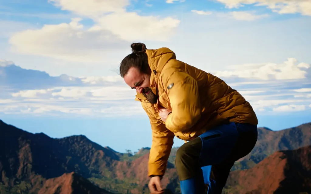 Junger Mann bekommt Durchfall bei Bergtour