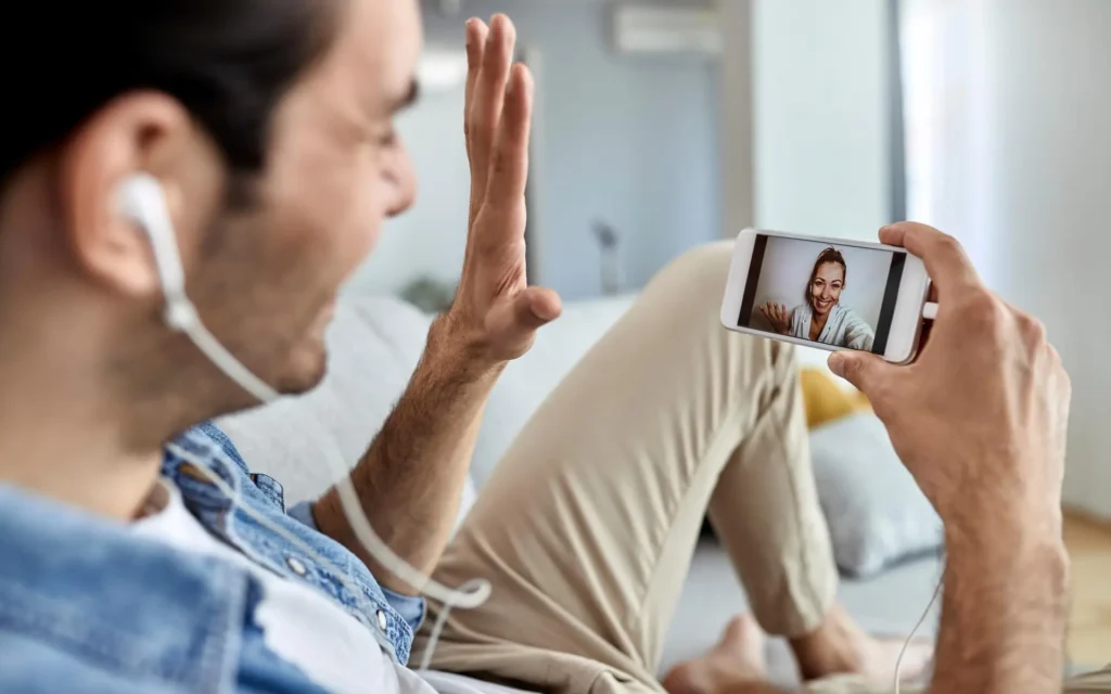 Mann entspannt auf Couch bei ärztlichem Online Termin