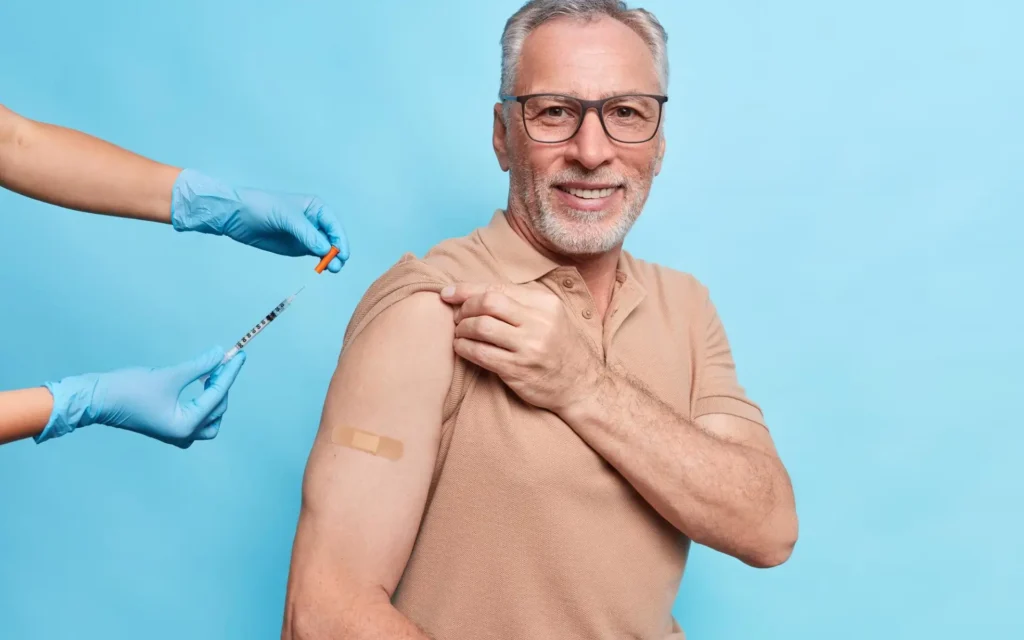 Die Impfung gegen das Coronavirus freute den alten Mann, der gerade gegen die Grippe geimpft wurde