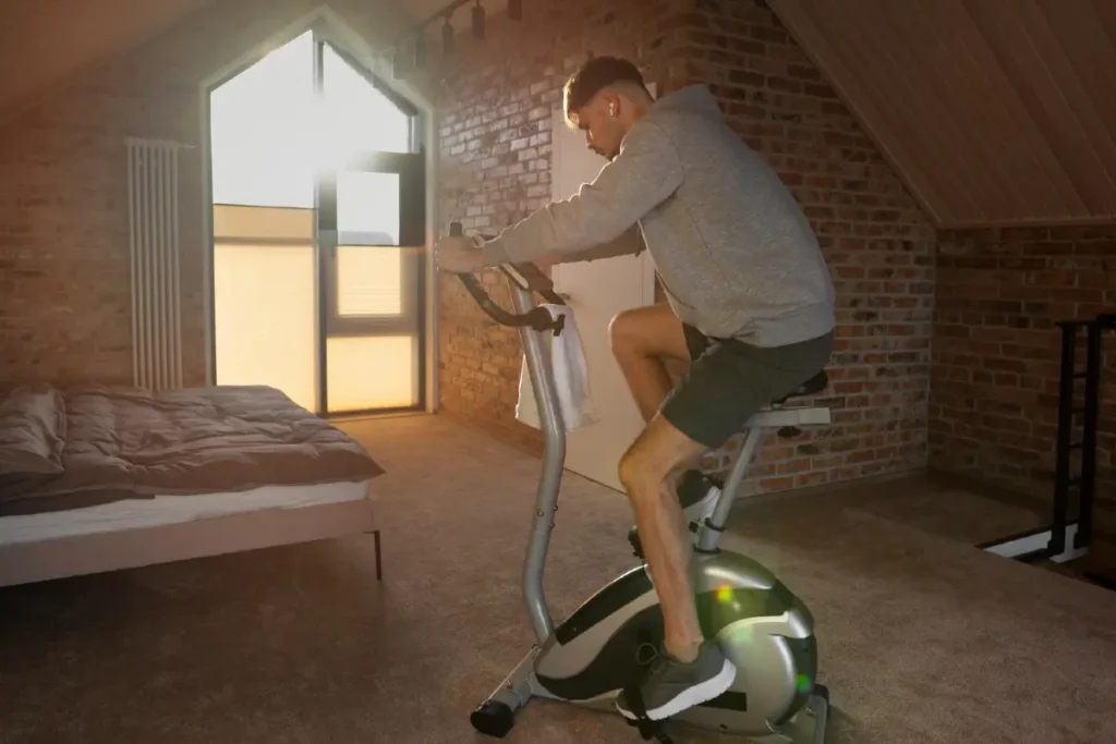 Ein junger Erwachsener, der zu Hause Sport treibt