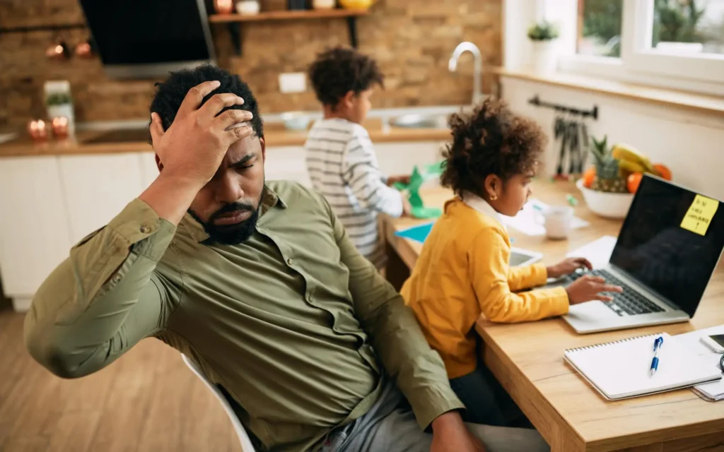 Mann mit Kindern ist gestresst