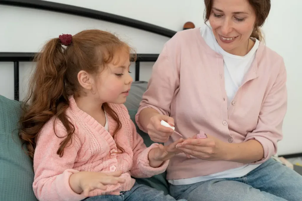Mutter unterstützt ihre Tochter bei der Blutzuckerkontrolle zu Hause