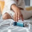 Frau Bett Inhaler