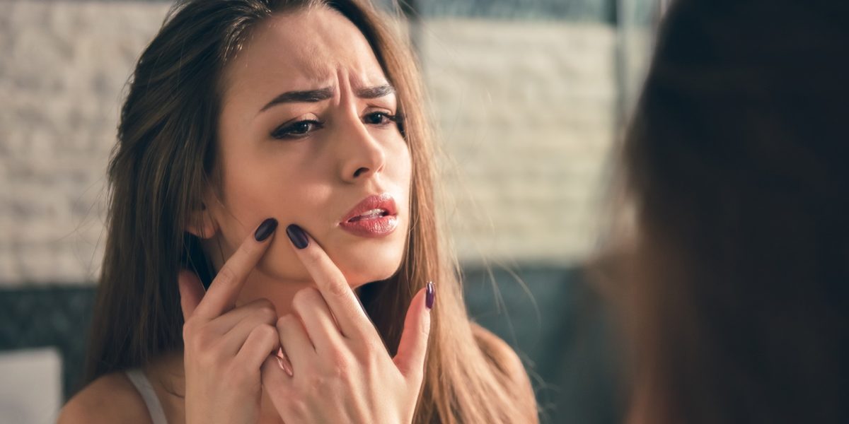 Junge Frau vor dem Spiegel