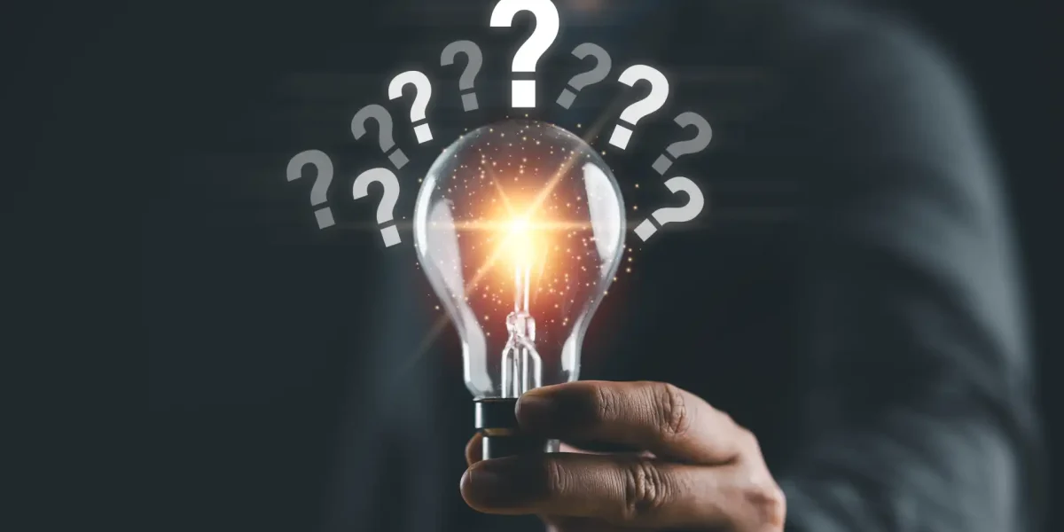 Mann Hält Glühbirne