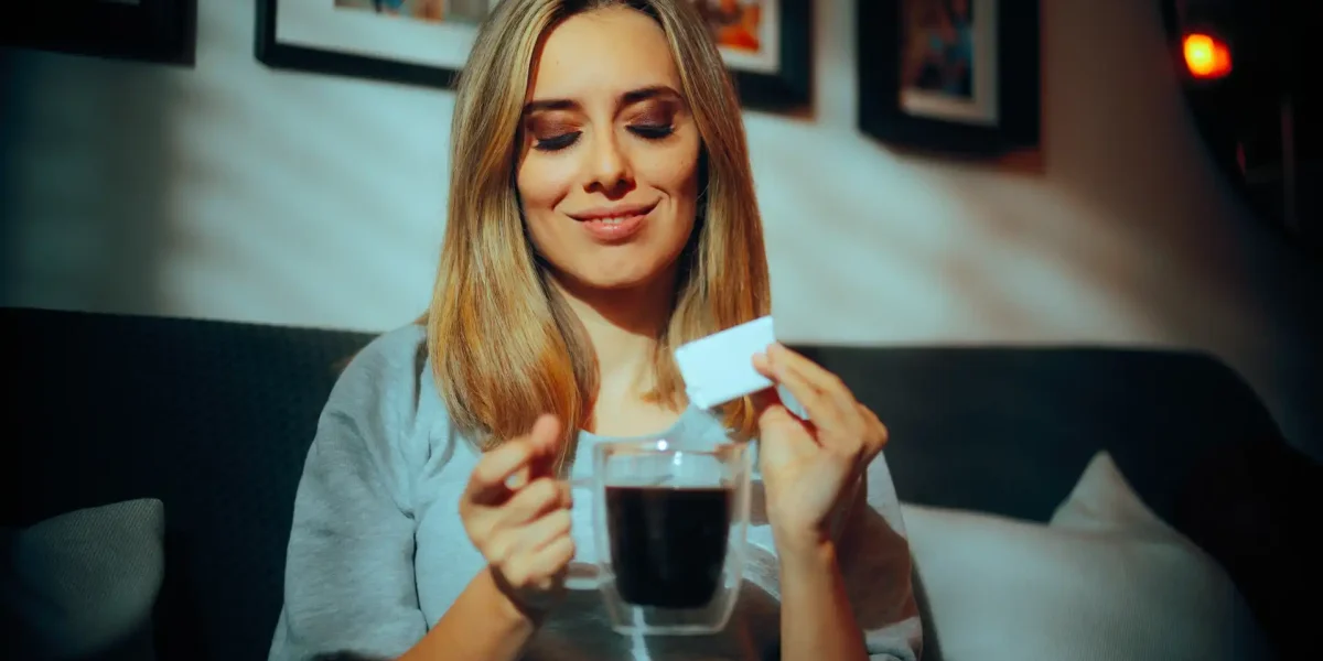 Frau Tasse Süßstoff