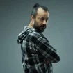 Mann mit skeptischem Blick über die Schulter