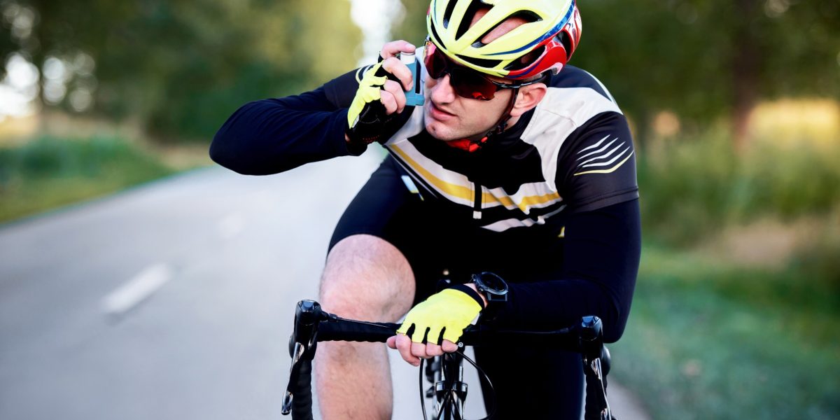 Radfahrer mit Inhalator
