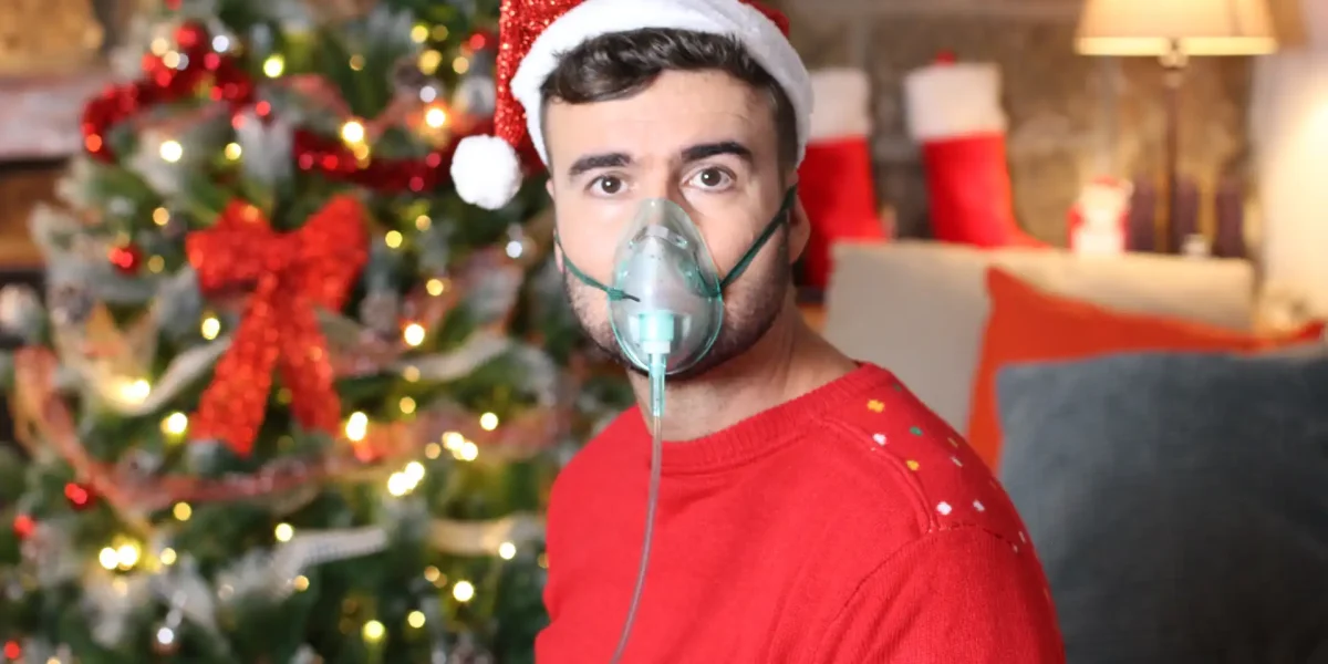 Mann als Nikolaus mit Atemmaske