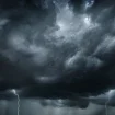 Sehr dunkle Gewitterwolken