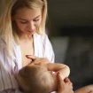 Junge Frau stillt glücklich ihr Baby