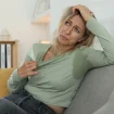 Frau Schwitzt Couch