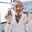 Älterer Wissenschaftler Cannabis